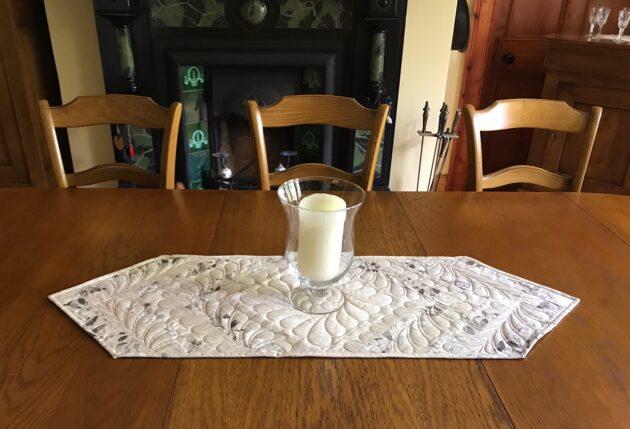 Table runner with feathers design