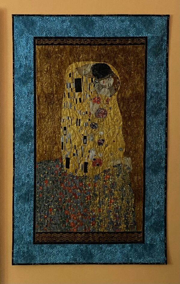 quilted wall hanging of Klimt's famous painting The Kiss